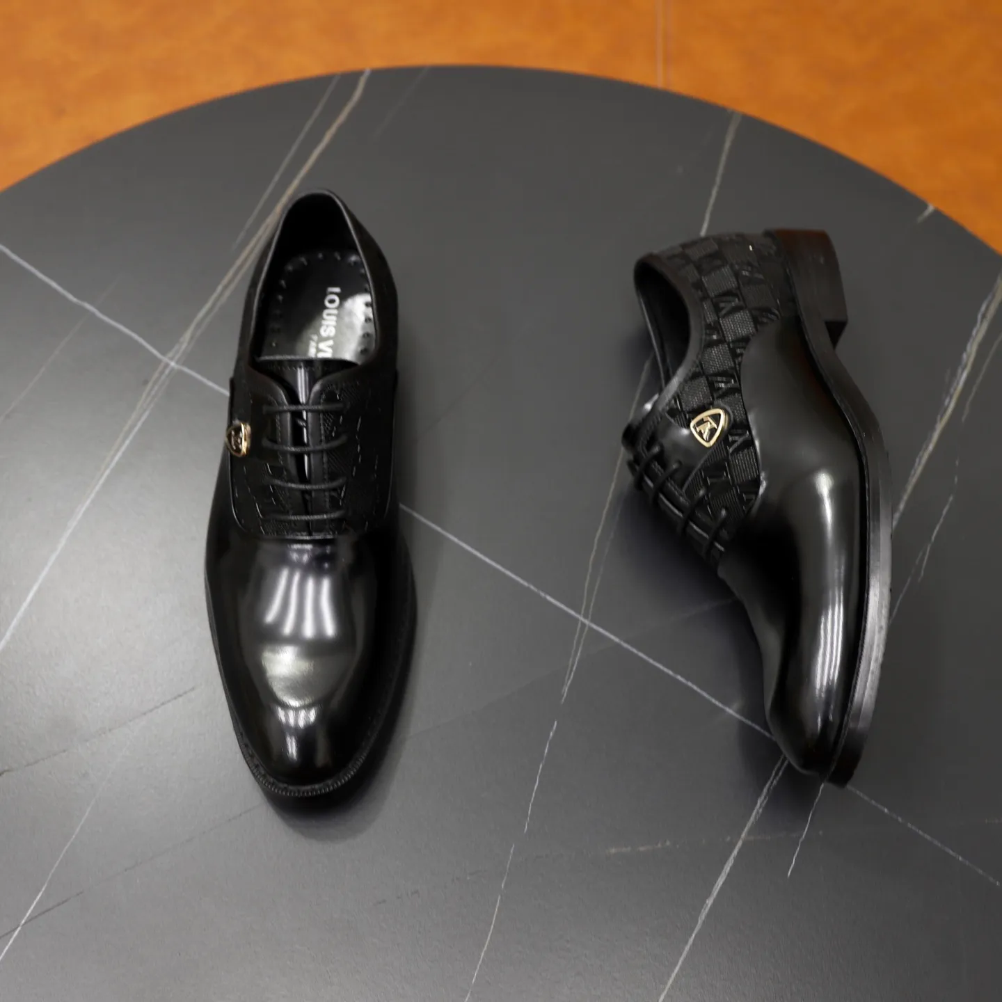 Ex-factory price: 500💰🙅‍♂️🙅‍♂️🙅‍♂️ Brand: LV Louis Vuitton Standard code: Men's size 38-44 (45 can be customized) Grade: Same style as the official website Original order quality Material: Original cowhide surface Comfortable cowhide lining Original outsole Style category: Men's fashionable casual leather shoes Distinguished big-name luxury elements Top luxury Color: actual picture color